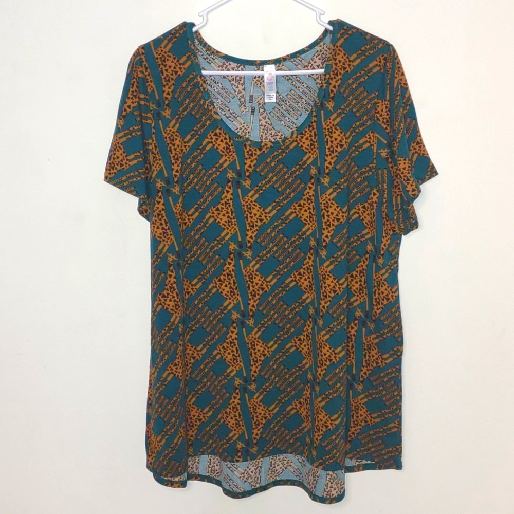 LuLaRoe Classic Tee Plus Sized Giraffe Print